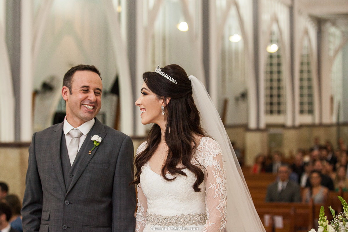 troca de olhares nas fotos fotografo do casamento dos noivos em bh belo horizonte e ao fundo alguns convidados