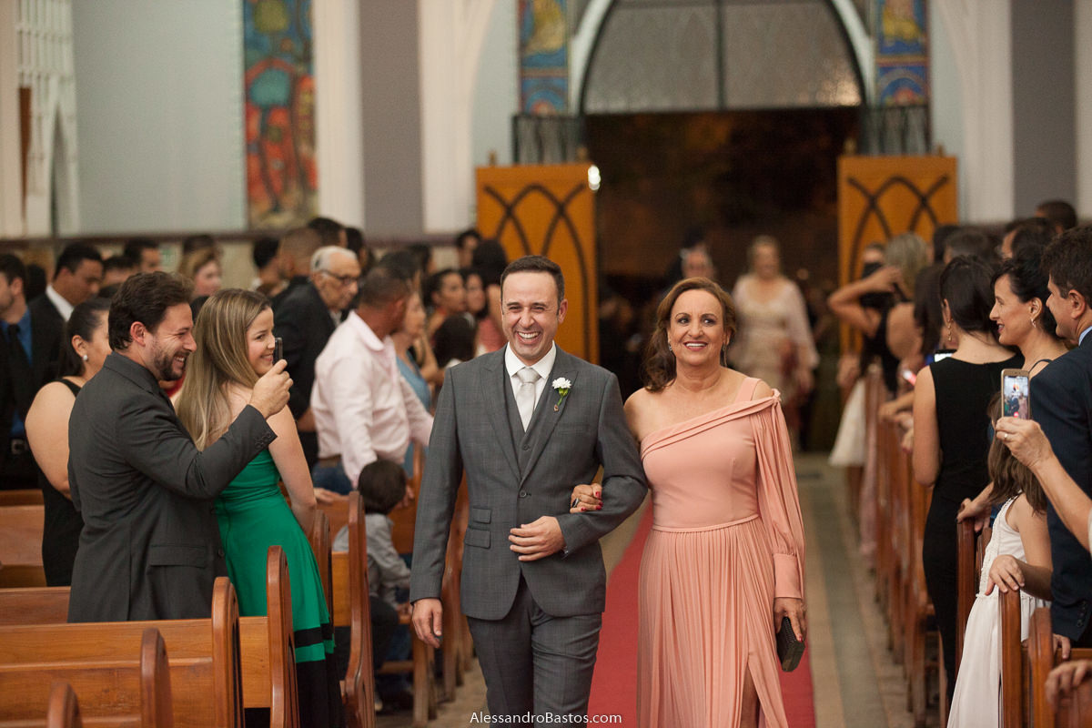 mãe do noivo sorrindo nas fotos fotografo do casamento dos noivos em bh belo horizonte e ela entra ao lado