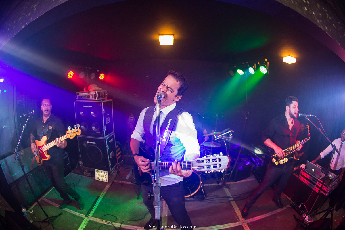 banda nas fotos fotografo do casamento dos noivos em bh belo horizonte no espaço maggiore e foi bem animado