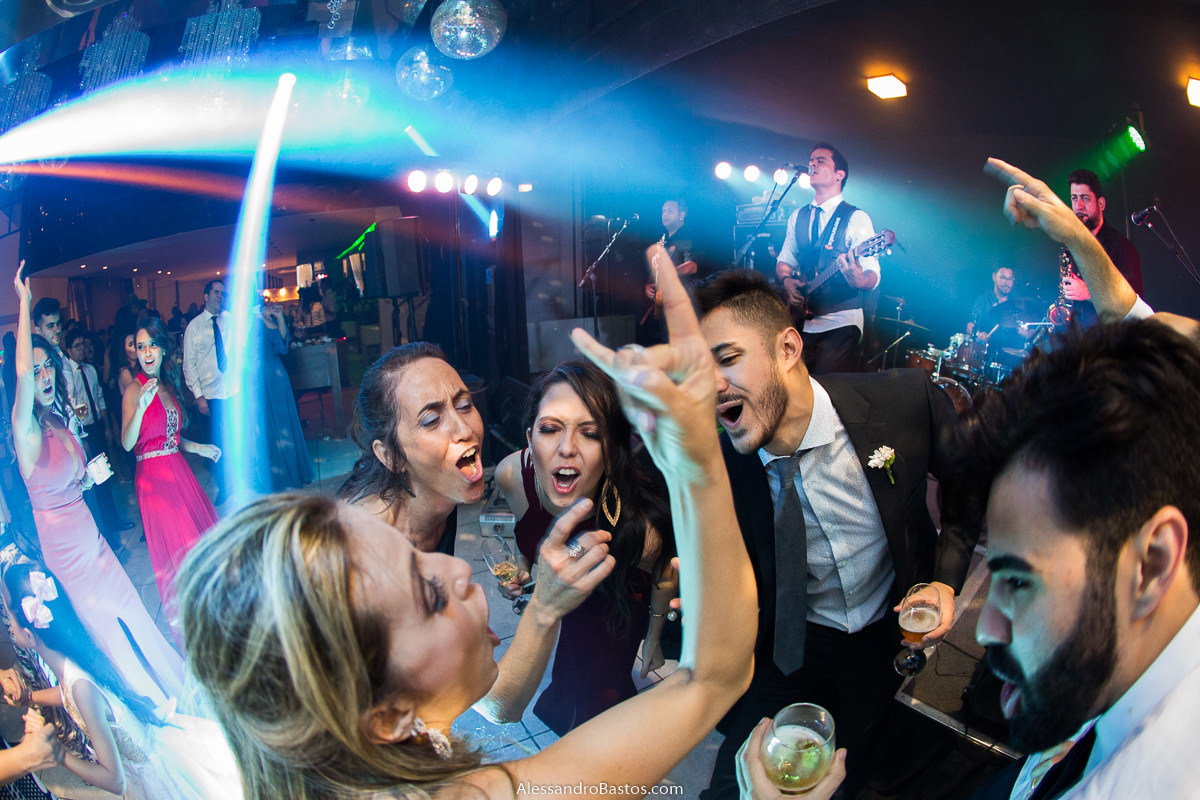 festa agitada nas fotos fotografo do casamento dos noivos em bh belo horizonte no espaço maggiore e ninguém quer ir embora