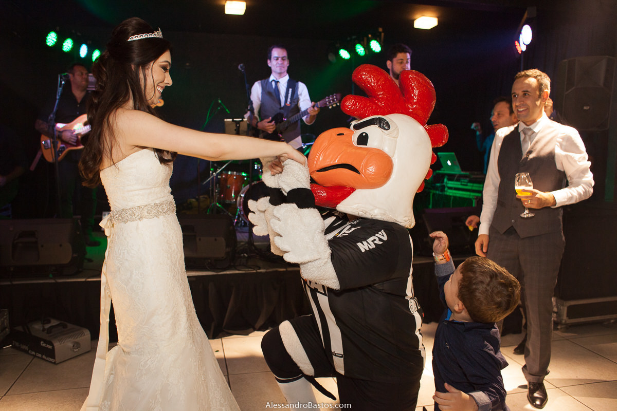 ajoelhado nas fotos fotografo do casamento dos noivos em bh belo horizonte no espaço maggiore o galo doido beija a mão da noiva