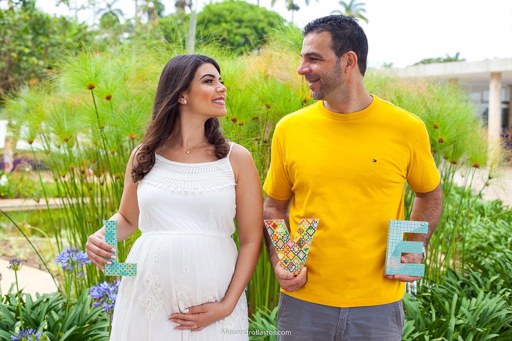 a gestante lais levou uma plaquinha escrita love para fazer as suas fotos na frente da casa do baile na lagoa da pampulha e ficou bem legal