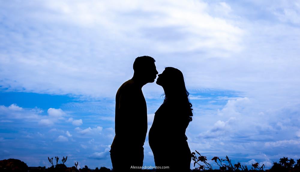 uma foto de contra-luz da gestante lais na sua sessao de fotos na frente da casa do baile