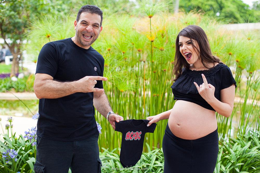 os papais do joão pedro no ensaio de gestante levaram a camisa do ACDC para as fotos