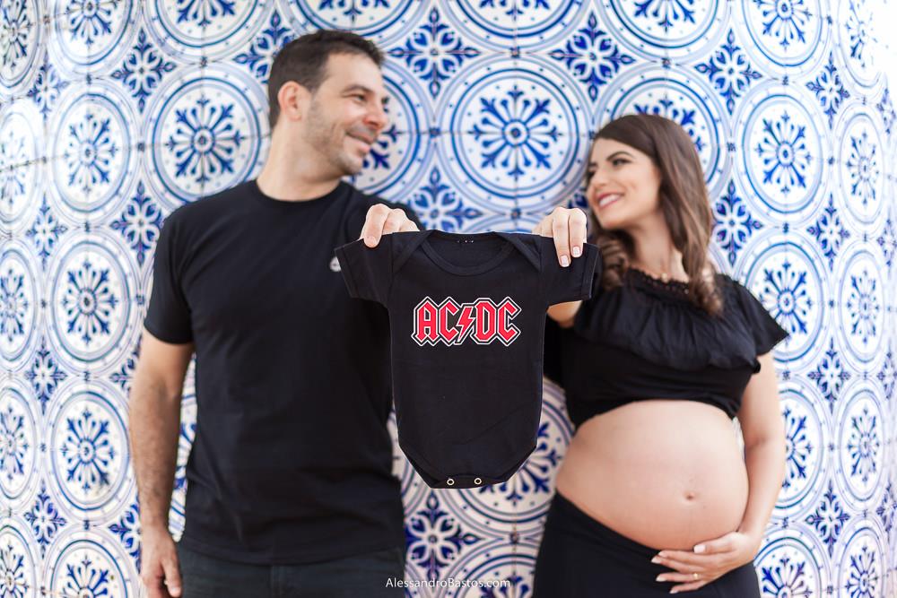 para as fotos de gestante o papai alex levou a camisa de sua banda preferida acdc