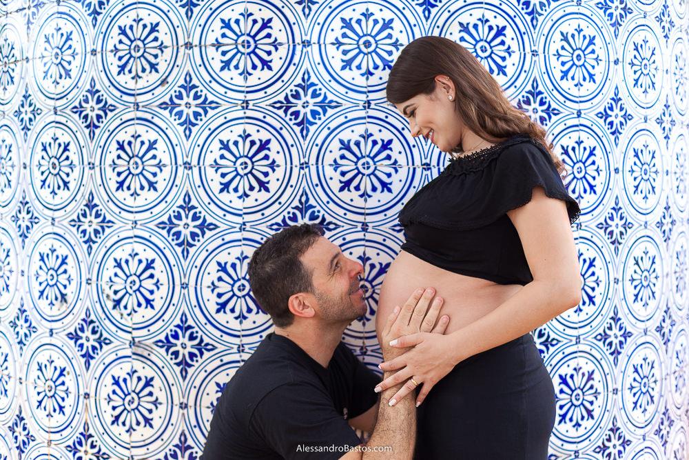 o papai alex todo feliz na sessao de fotos de gestante que foi feita na casa do baile na pampulha com os azuleijos caracteristicos de lá ao fundo da foto