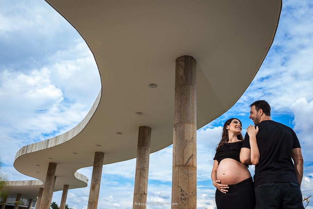 ensaio da gestante lais na lagoa da pampulha com as linhas da casa do baile ao fundo