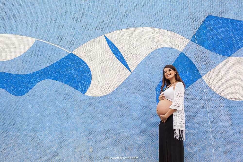 gestante lais na lagoa da pampulha com as linhas do desenho da igrejinha de são francisco ao fundo