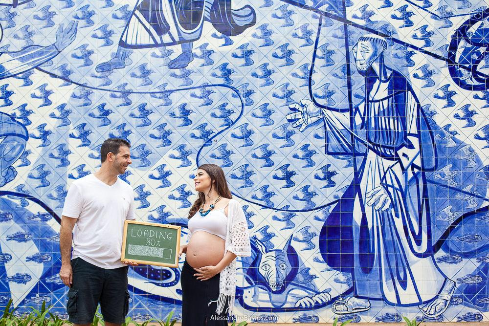 usamos o painel de são francisco como fundo das fotos da gestante lais na igrejinha da pampulha com a sua plaquinha dizendo que o joão pedro estava chegando