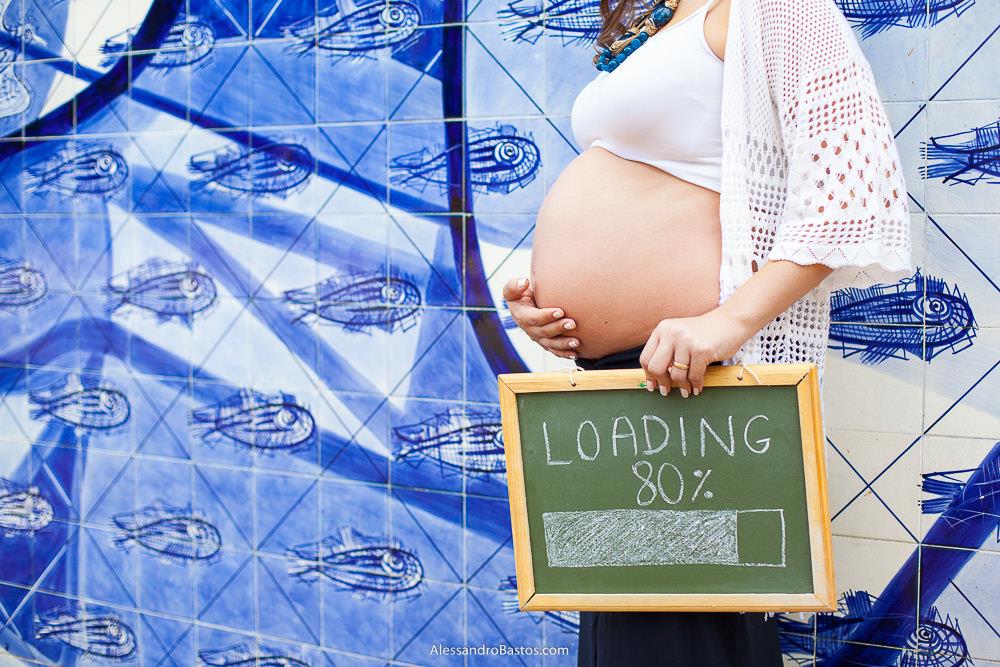 mamae lais levou um quadro para as fotos de gestante e escreveu que joao pedro estava chegando e o fundo é o painel de são francisco da igrejinha da pampulha e ficou bem colorido