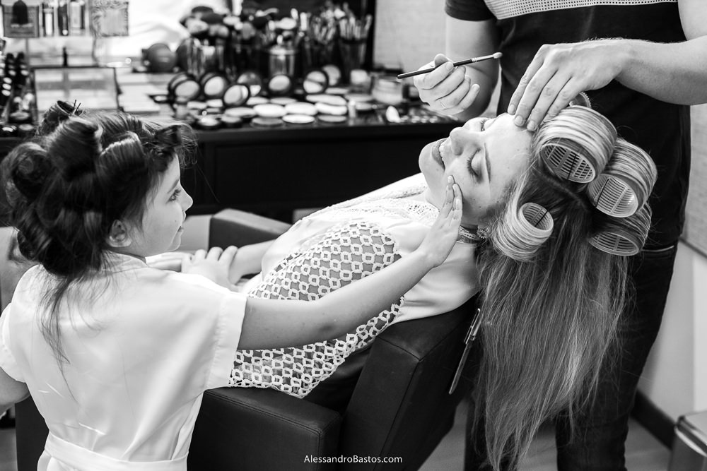 daminha faz um carinho gostoso no rosto da noiva enquanto ela é maquiada no salão do Lazaro Lambertucci em Belo Horizonte em janeiro