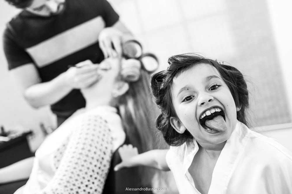 a daminha da noiva Camila é muito sapeca e mostra a língua para o fotógrafo enquanto a noiva é maquiada com o Lambertucci