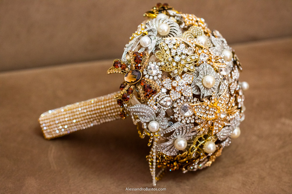 maravilhoso buquê de broches feito pela noiva camila para o seu casamento em bh