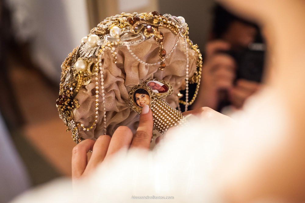 relicário no buquê da noiva com a foto da mãe da noiva e o pai da noiva que faleceram e não puderam estar presentes na cerimônia