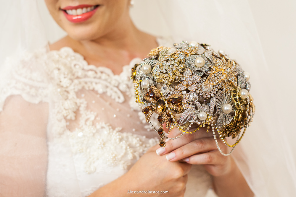 lindo buquê de broches que a noiva mandou fazer para o dia do seu casamento em belo horizonte