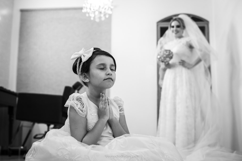 fofa da daminha fez uma prece para a noiva antes dela sair do Lazaro Lambertucci salão com dia para o making