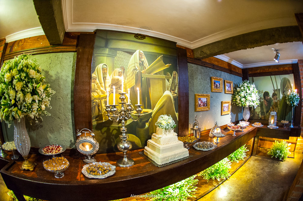 mesa do bolo e doces na decoração do casamento no caravaggio para receber os noivos