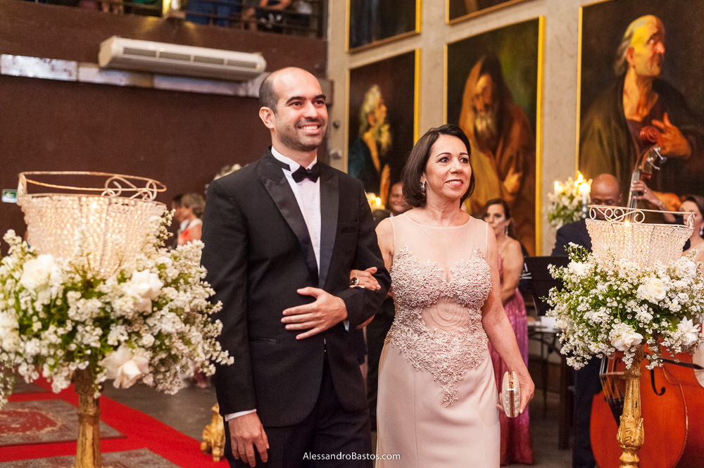 noivo e sua mãe entrando na cerimônia