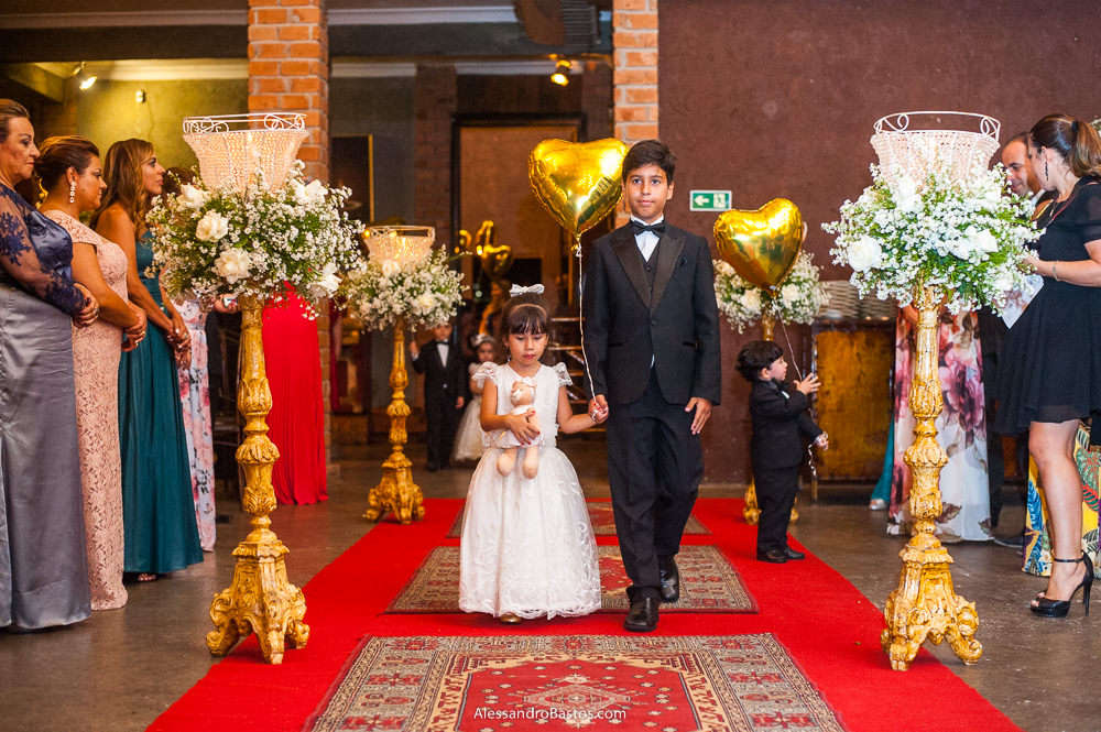menina dama de hora entra no casamento no caravaggio bh com um ursinho nas mãos e segurando um balão amarelo