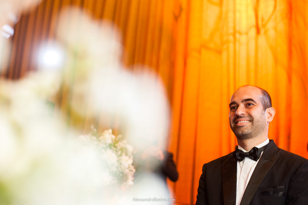 noivo Gu fica maravilhado ao ver a sua noiva entrar para o casamento no caravaggio em belo horizonte e fica bem sorridente no altar