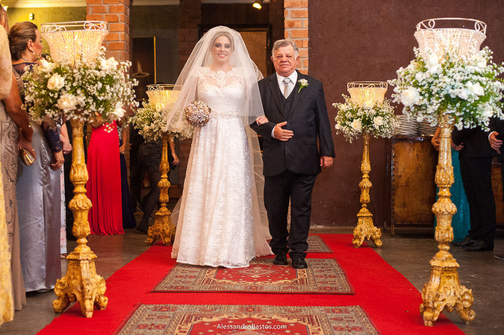 pai da noiva acompanha ela até o altar para o seu casamento no espaço caravaggio em bh em janeiro deste ano