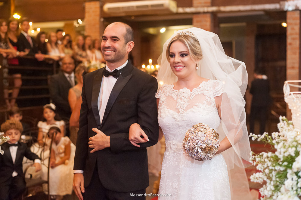 bem feliz estava o noivo gustavo depois de receber a sua noiva Camila para acompanhar ela até o altar montado para o casamento no caravaggio bh com seus familiares e amigos presentes