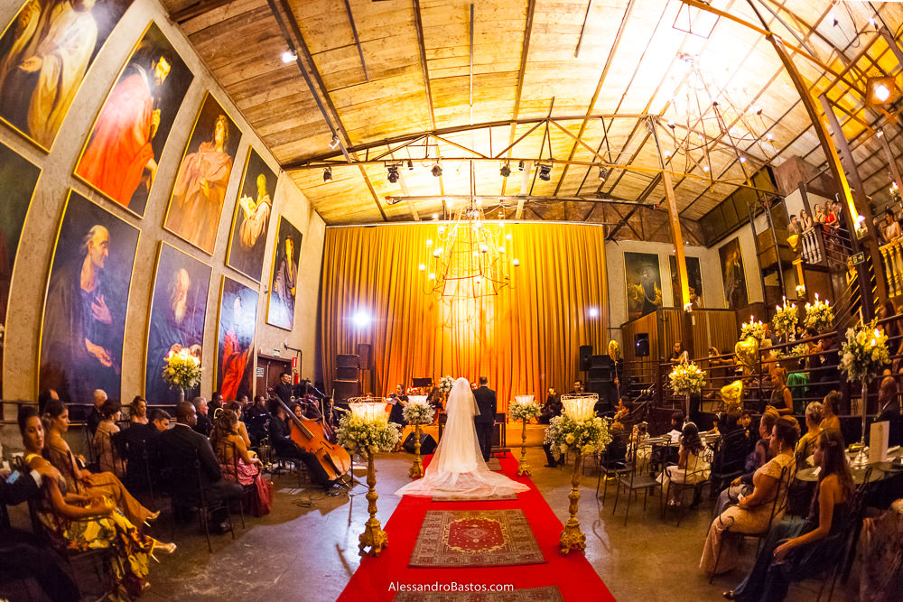 foto bem aperta do casamento no caravaggio bh com os noivos ao fundo