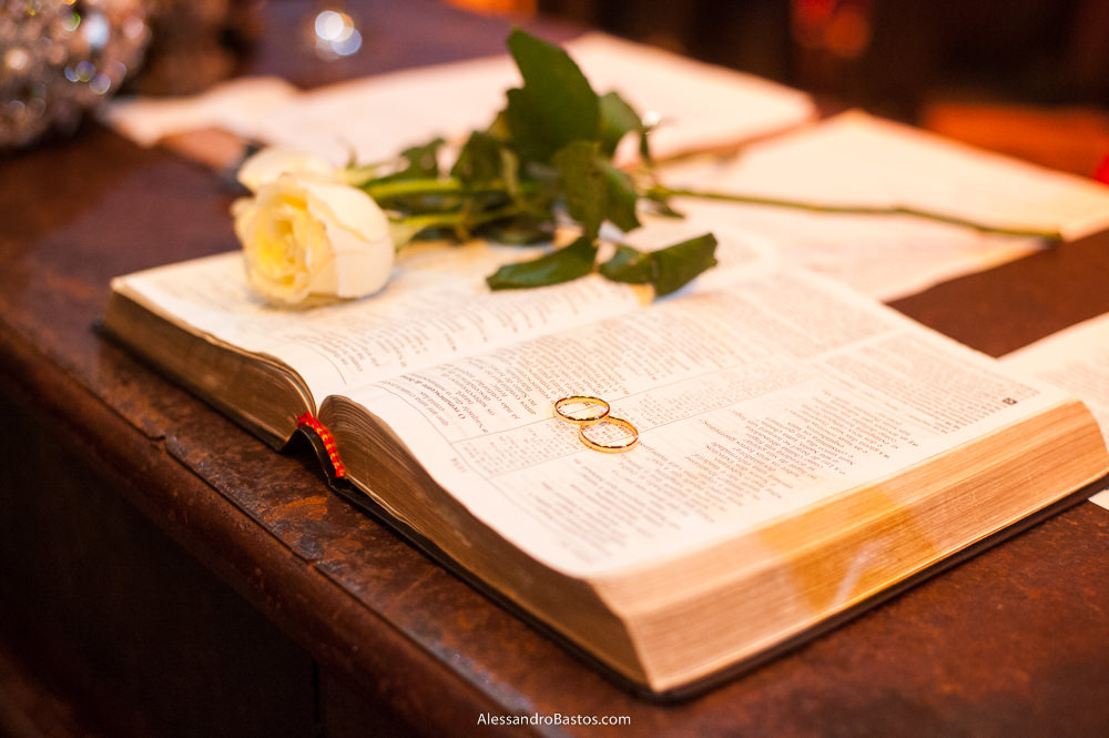 alianças do casamento em bh no caravaggio dos noivos em cima da bíblia