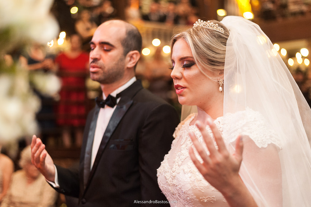 momento de oração no casamento no caravaggio bh com os noivos em plena sintonia com Deus