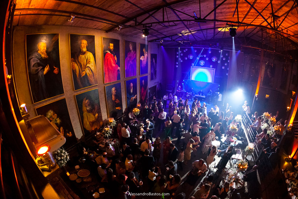 uma foto bem panorâmica do momento da festa do casamento bh no caravaggio com muitas cores vivas