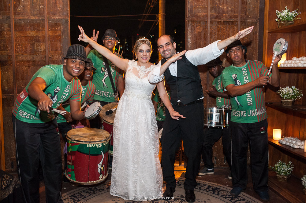 noivos na festa do seu casamento bh na entrada do caravaggio recebem a banda do mestre linguinha