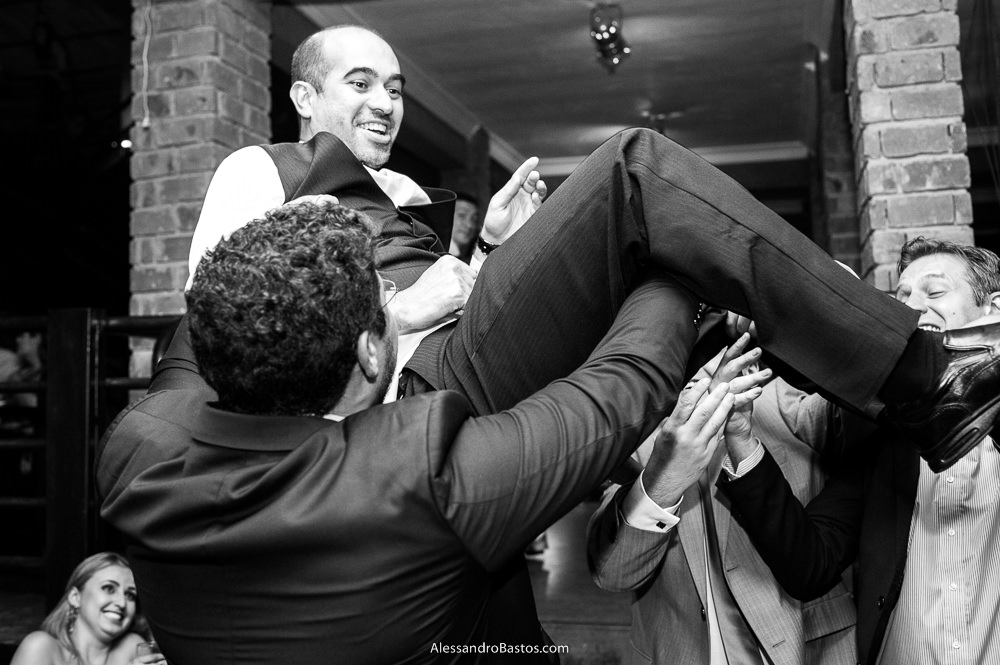 levantando o noivo no casamento bh no caravaggio o gustavo fez cara de bem feliz