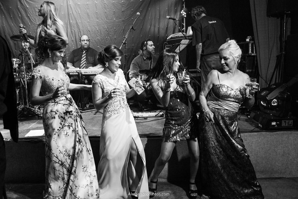 dançando estavam no casamento bh no caravaggio os convidados desta festa deliciosa