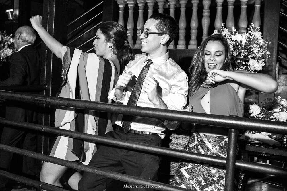 ainda dançam os convidados do casamento bh na vila da serra caravaggio de forma espontânea