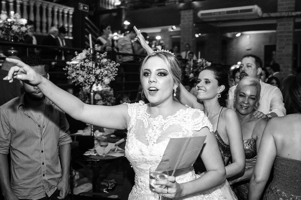 trenzinho fez a noiva na festa do seu casamento bh no caravaggio e os convidados seguindo