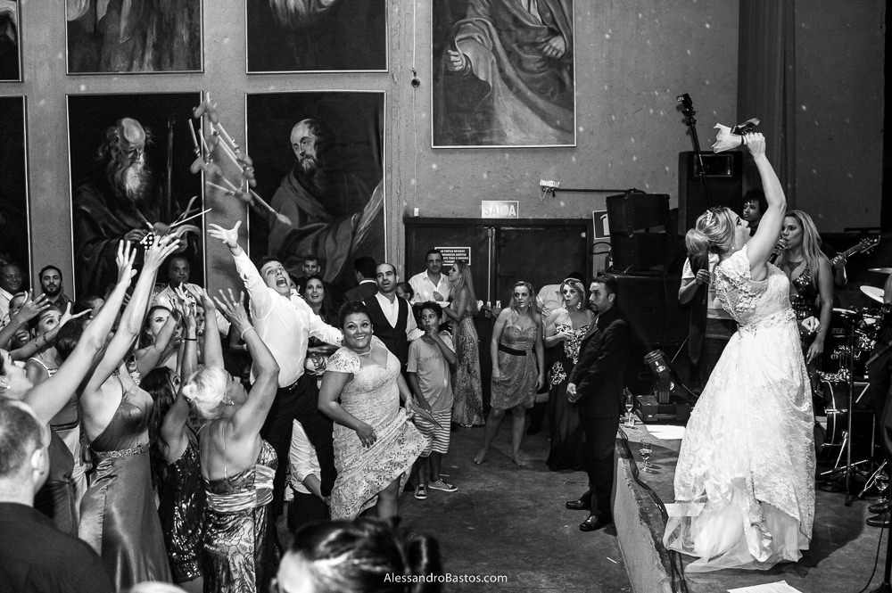 voaram os corações do buquê da noiva camila durante o seu casamento no caravaggio em bh e seu irmão pulando pra pegar um