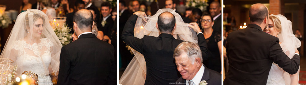 sequência de três fotos que mostram o noivo recebendo a noiva no casamento em bh que aconteceu no caravaggio e a noiva estava com o véu cobrindo o seu rosto