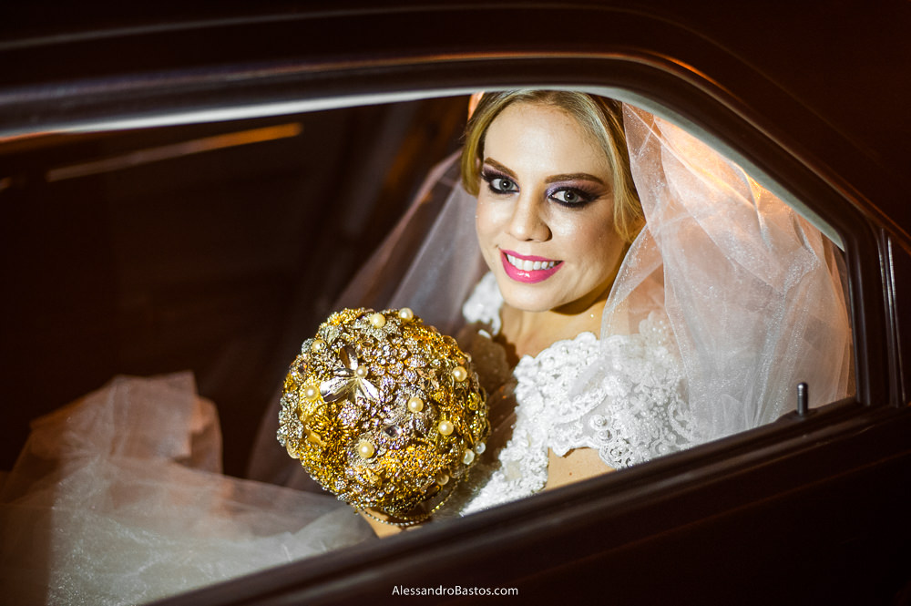 Camila a noiva chega no caravaggio para o seu casamento em bh e aguarda no carro até ser chamada para a sua entrada triunfal