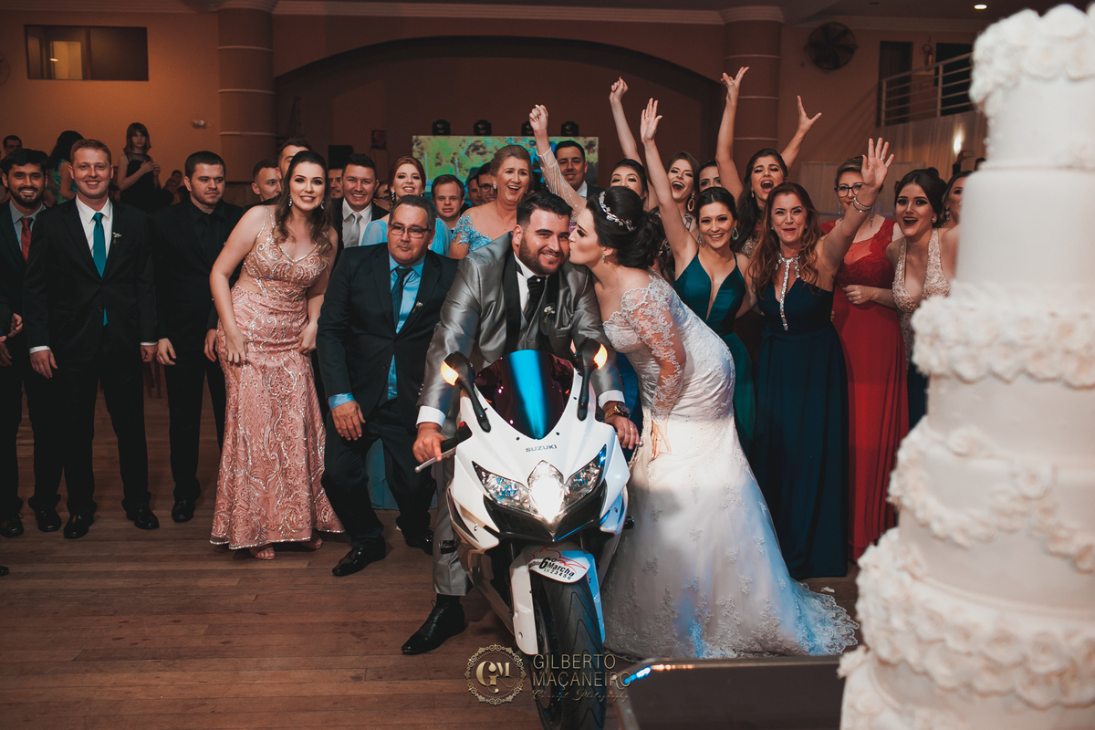 fotografo gilberto maçaneiro registra entrada dos noivos de moto no salão da vila