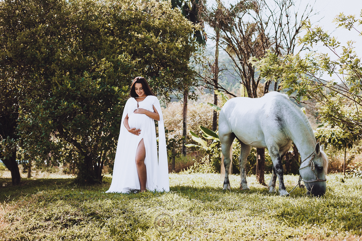 roupas para gestantes que dão um brilho no ensaio realizado no campo