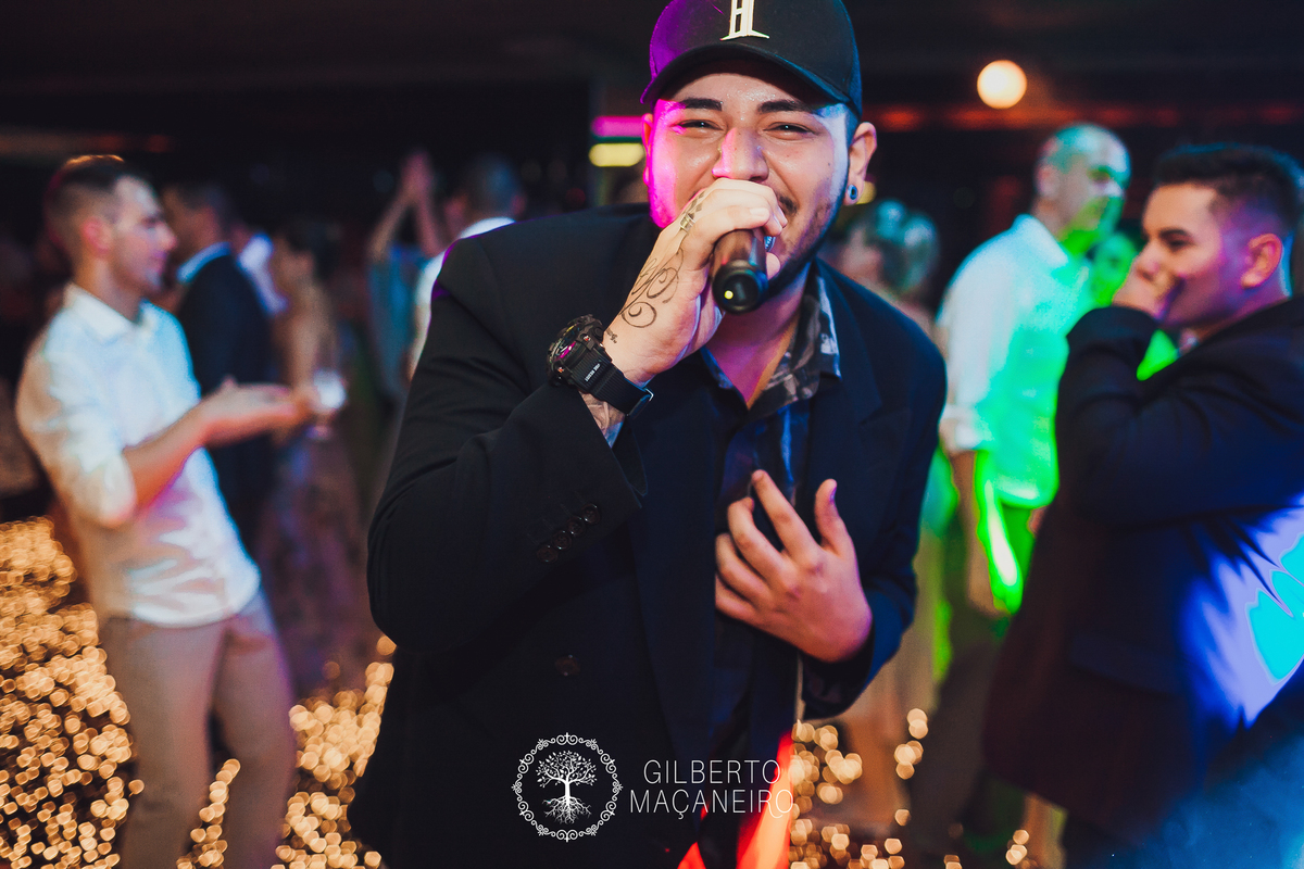 cantor mc dinn fotografado por gilberto maçaneiro em indaiá restaurante