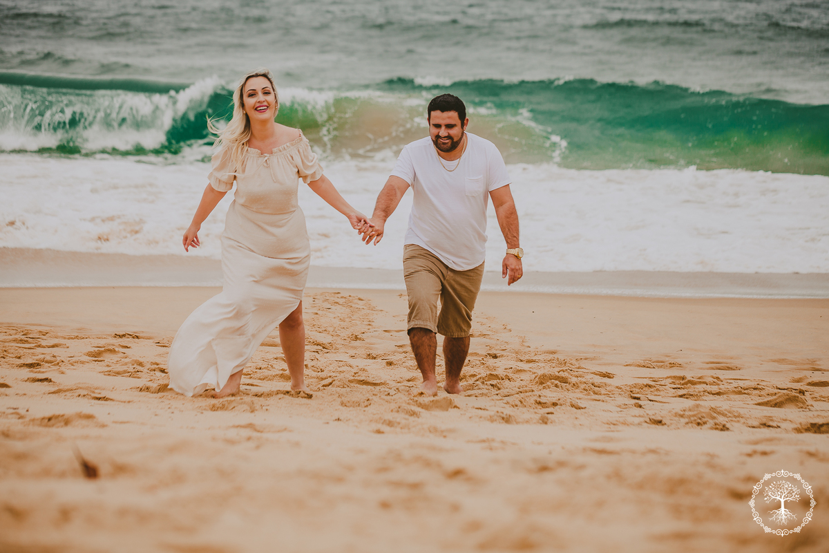 Ensaio na Praia do Estaleiro casal Bruna e Eduardo fotografados pelo fotografo de casamento gilberto maçaneiro