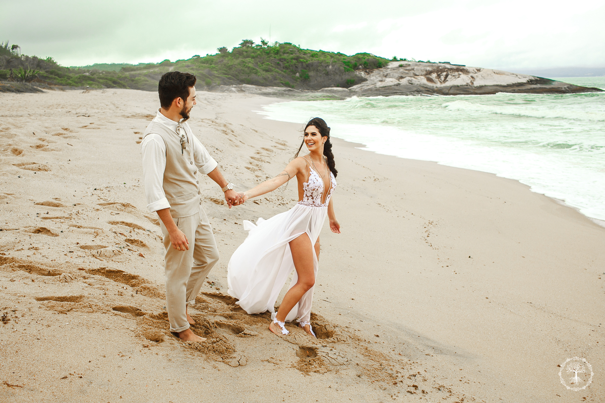 Casamento na praia vestido voando em itapema 