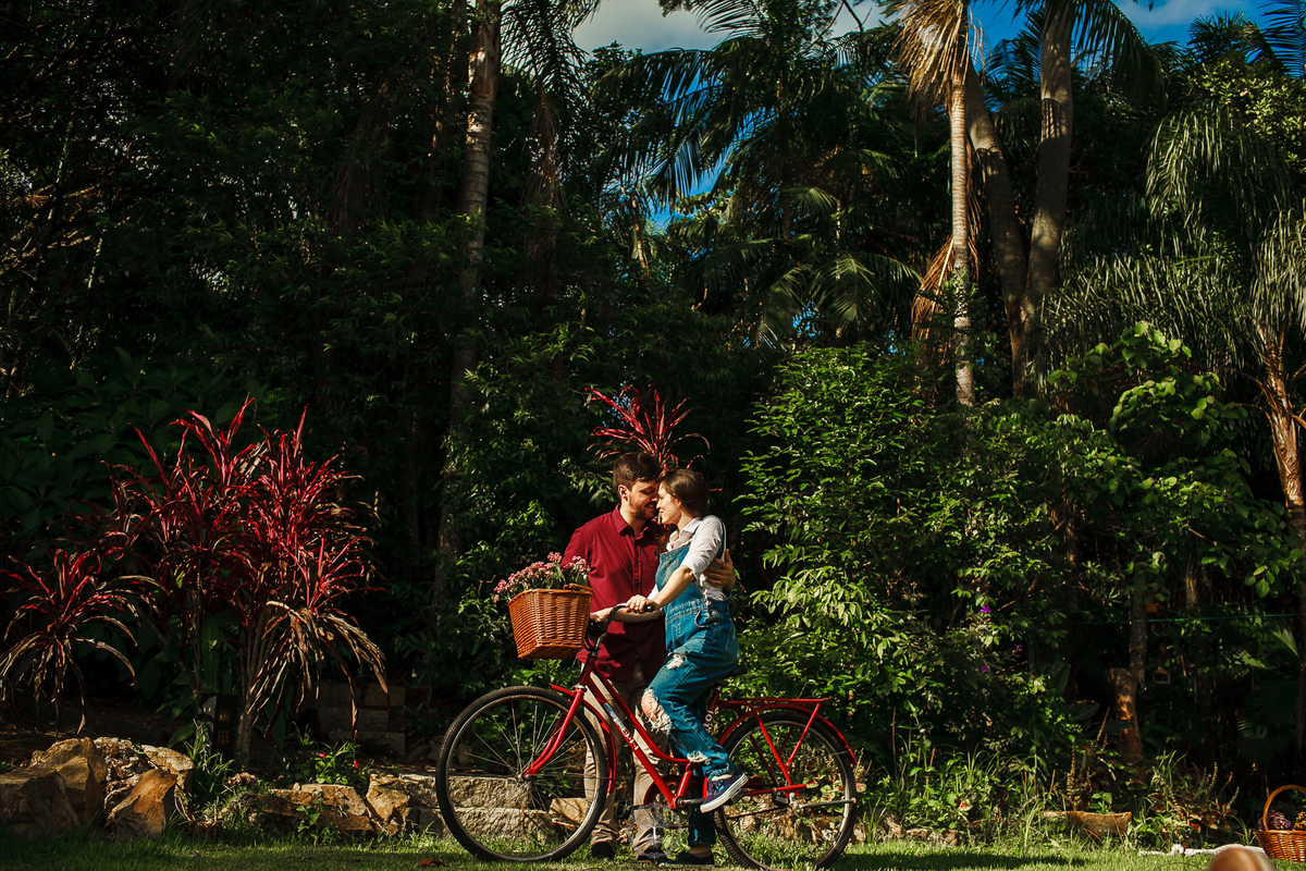 ensaio de casal romantico de bicicleta na praia do estaleiro em balneario camboriu