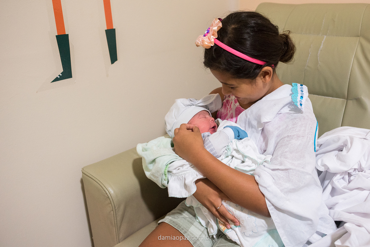 A primeira vez que Bianca segurou Ethan nos braços.