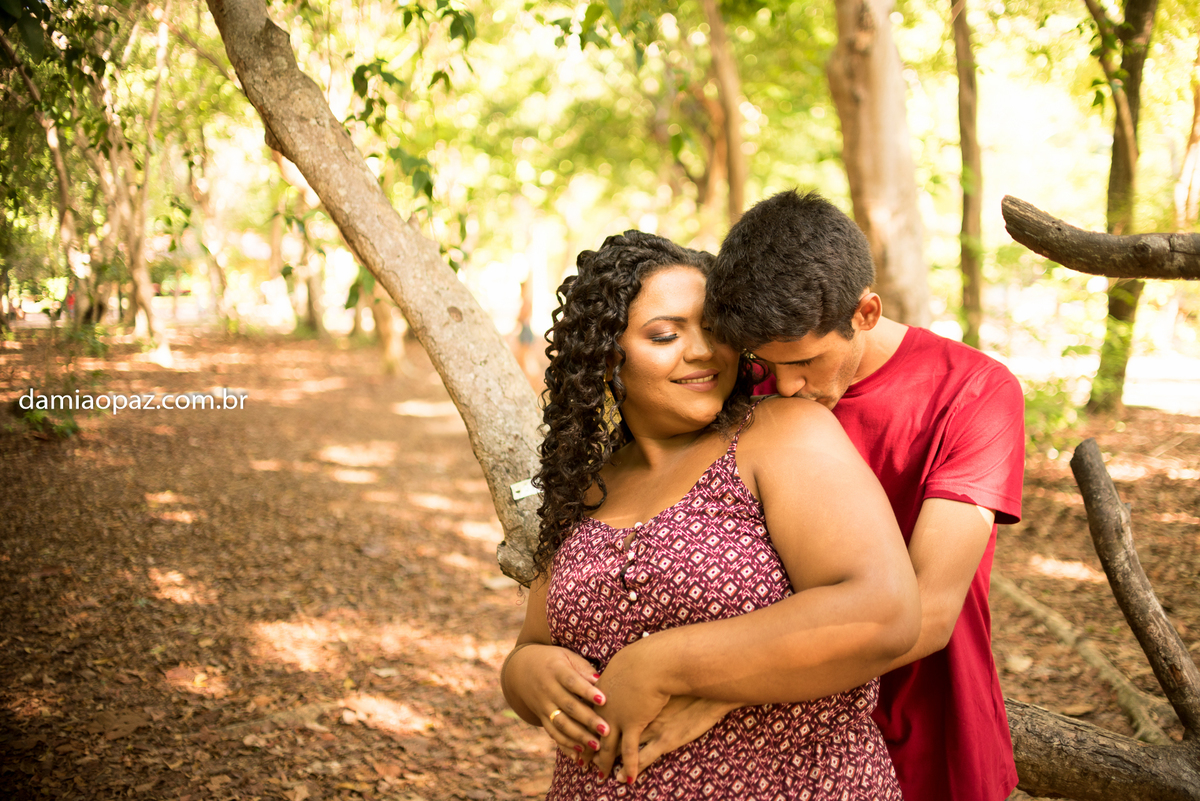 Thiago abraçando Jandsa por trás e dando um beijo no seu ombro.