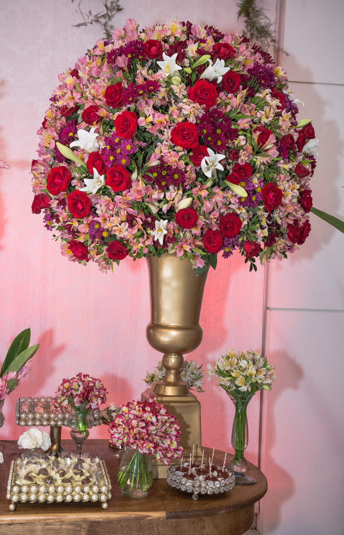 arranjo de flores com vaso dourado 