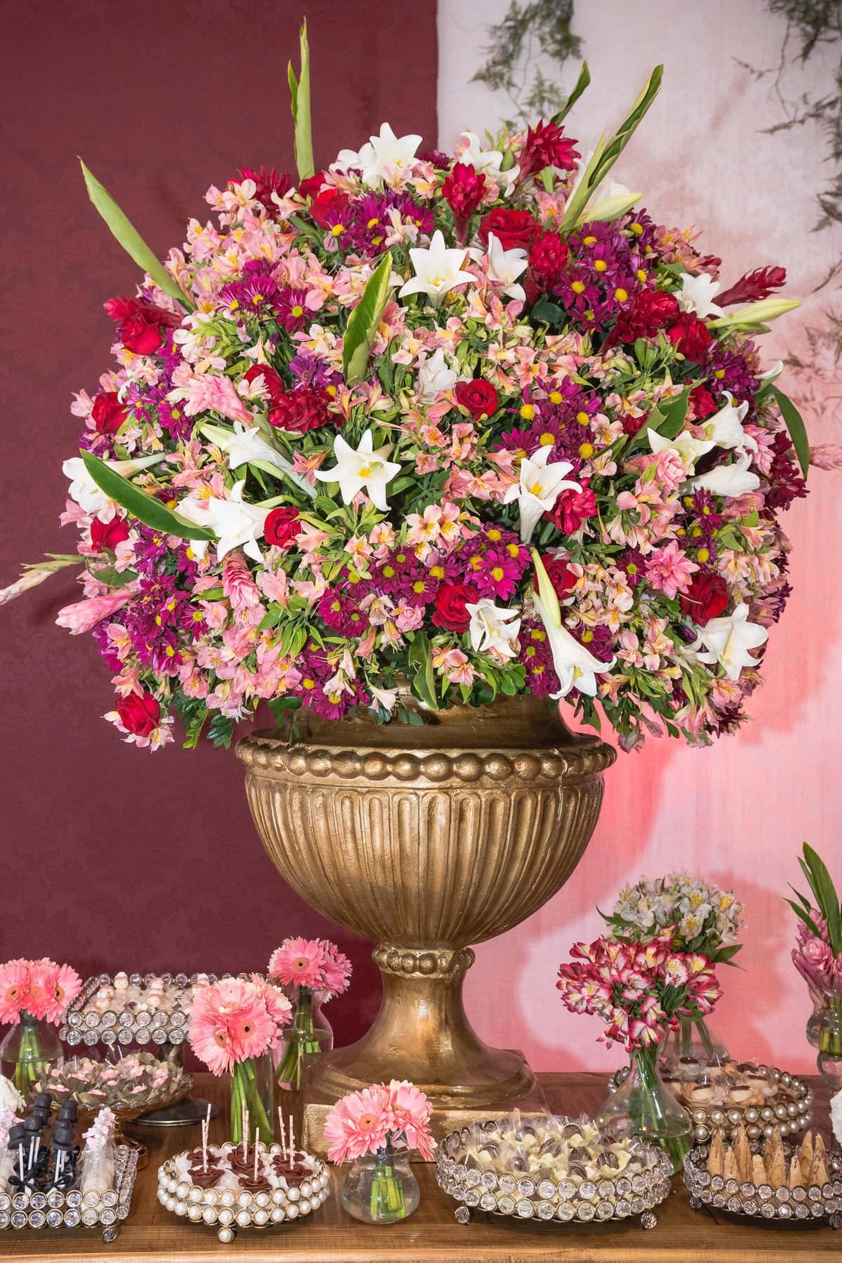 arranjo em flores com vaso dourado 