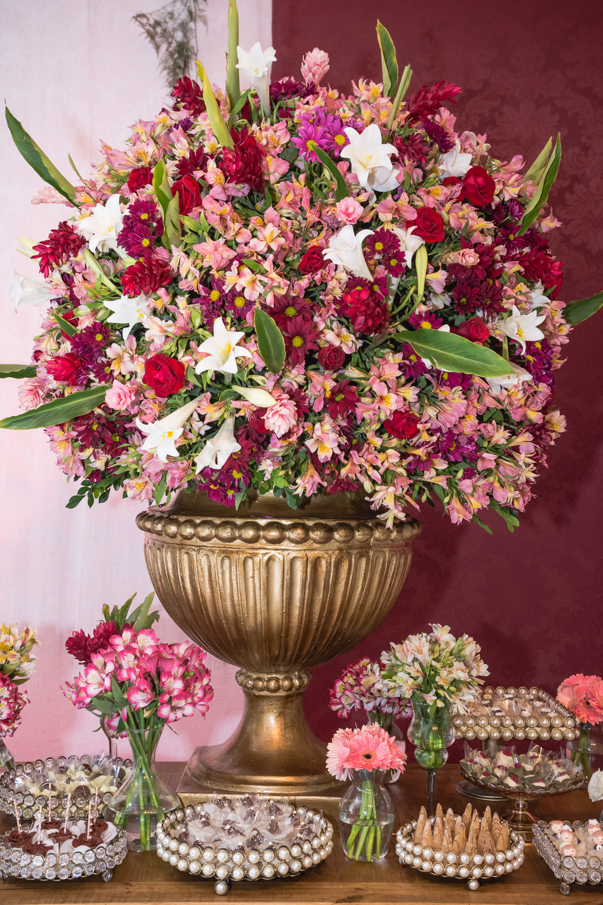arranjo de flores com vaso dourado 