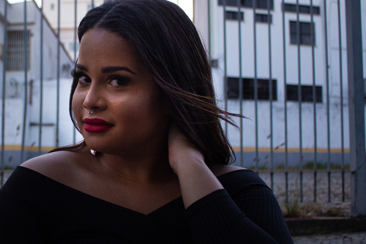 Fotografia de ensaio pessoal feminino em ruas do Centro de Campos dos Goytacazes no Rio de Janeiro.